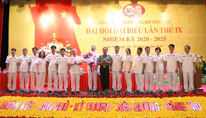 Deputy Minister Tran Quoc To presents congratulation flowers to the newly-elected Party Executive Committee for the 2020 – 2025 term.