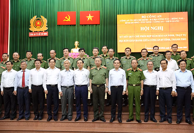 Minister To Lam, Mr. Nguyen Van Nen and delegates at the event.