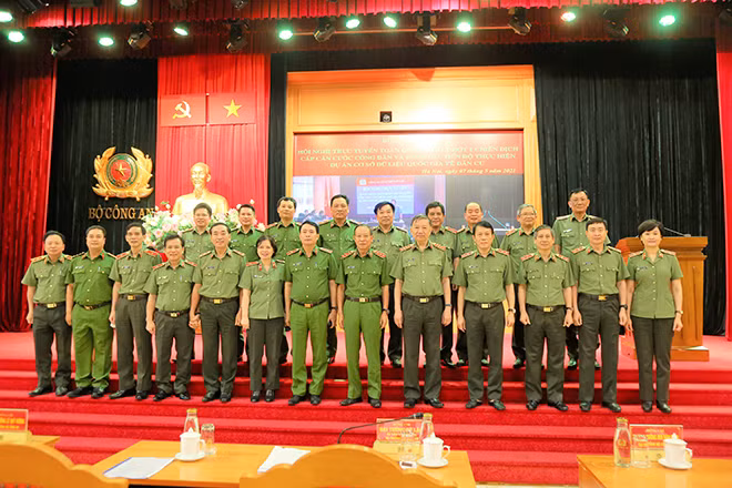 Minister To Lam and other delegates at the event.