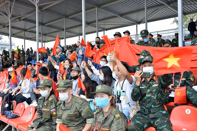 The Vietnamese spectators encourages the team.