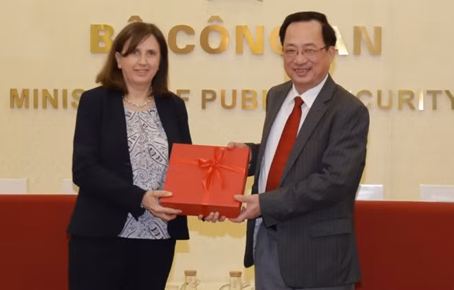 Deputy Minister Nguyen Van Thanh presents souvenir to Ms. Paola Pampaloni.