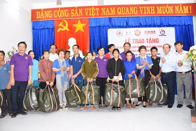 Kind donors presents life jackets to fishermen in Phu Yen.