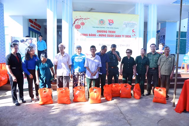 The delegates hand gifts to needy locals. The delegates hand gifts to needy locals.
