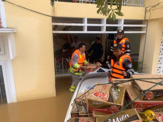 Officers deployed to transport food to people isolated by the flooding. Officers deployed to transport food to people isolated by the flooding.