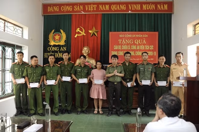Senior Colonel Pham Khai presents gifts to officers at the Dong Son District Police Station for their outstanding achievements in the fight against COVID-19.