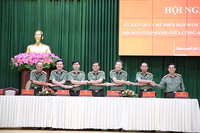 Leaders of the police departments of the Ho Chi Minh City and the six Southern provinces sign coordination regulation