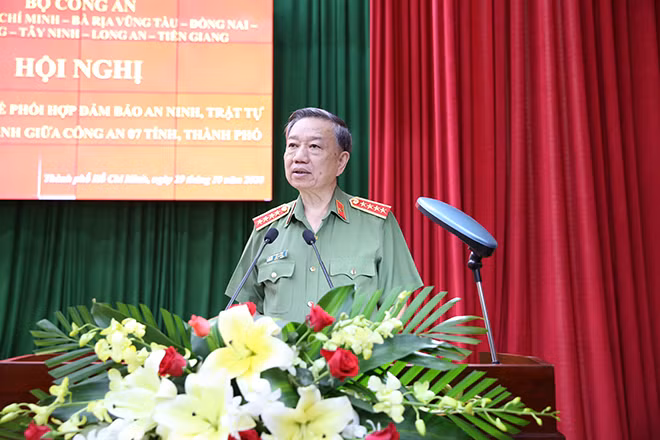 Minister To Lam speaks at the event.