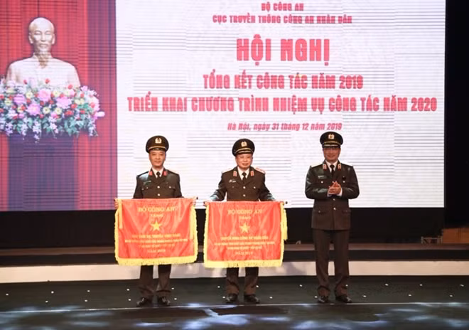 Deputy Minister Nguyen Van Thanh presents the Emulation Flag from the Ministry of Public Security to the units under the Department of Information and Communications for their excellent achievements in the movement "For Homeland Security" in 2019. Deputy Minister Nguyen Van Thanh presents the Emulation Flag from the Ministry of Public Security to the units under the Department of Information and Communications for their excellent achievements in the movement "For Homeland Security" in 2019.