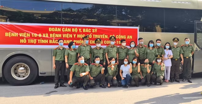 Medical staff and students of the Ministry of Public Security on their way to Bac Giang and Bac Ninh to support the fight against COVID-19. Medical staff and students of the Ministry of Public Security on their way to Bac Giang and Bac Ninh to support the fight against COVID-19.