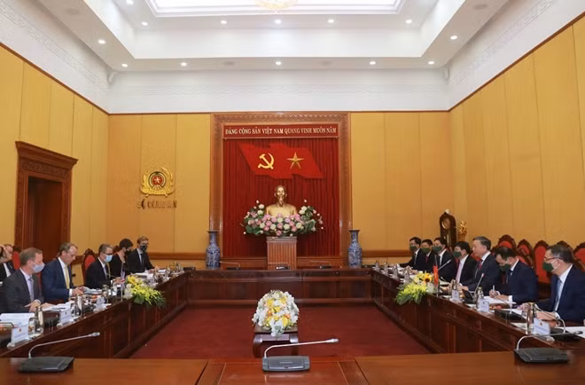 The two sides at the meeting.