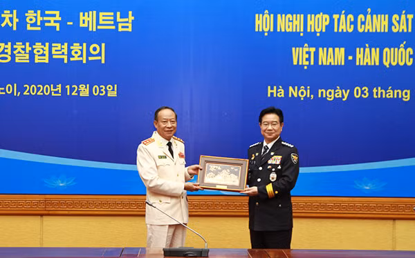 Deputy Minister Le Quy Vuong presents gift to Mr. Kim Chang Yong. Deputy Minister Le Quy Vuong presents gift to Mr. Kim Chang Yong.