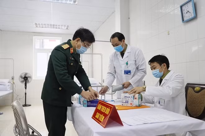 Lieutenant General Do Quyet, Director of the Military Medical University checking the preparation for the trial of the country's first COVID-19 vaccine. Lieutenant General Do Quyet, Director of the Military Medical University checking the preparation for the trial of the country's first COVID-19 vaccine.