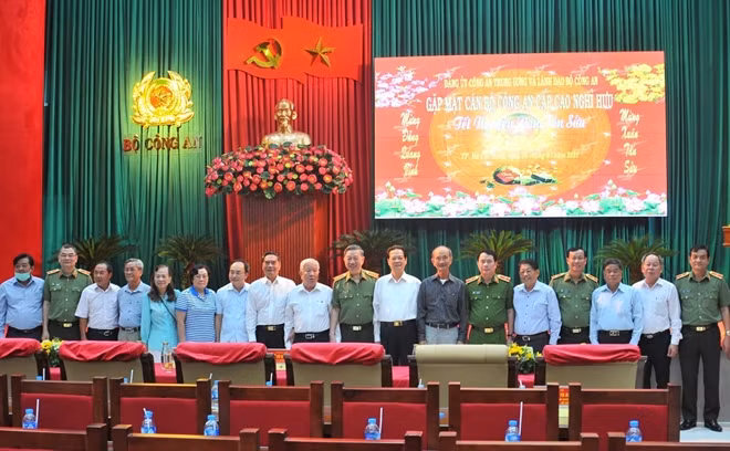 Minister To Lam and the delegates at the meeting.