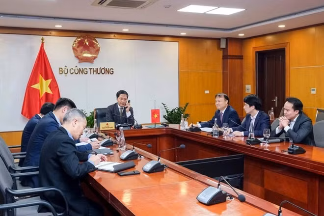 Minister of Industry and Trade Tran Tuan Anh holds phone conversation with US Trade Representative (USTR) Robert Lighthizer. Photo: VNA
