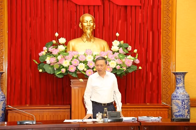 Minister To Lam speaks at the meeting.