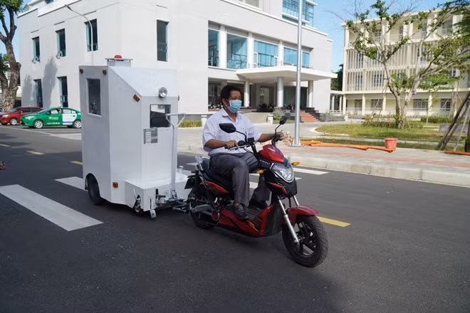 Danang students creat cabin transporting COVID-19 patients ảnh 1