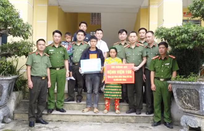 Senior Colonel Hoang Thanh Tuyen and the delegation of 198 Hospital present Dia’s family with meaningful gifts. Senior Colonel Hoang Thanh Tuyen and the delegation of 198 Hospital present Dia’s family with meaningful gifts.