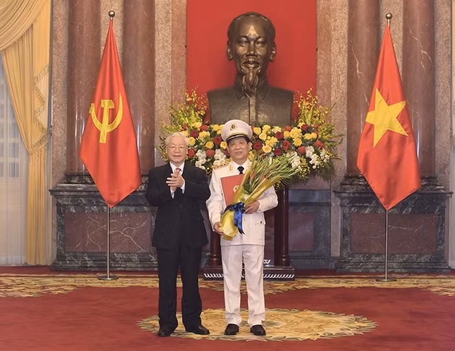 Party General Secretary and State President Nguyen Phu Trong hands the rank promotion decision to Deputy Minister Nguyen Van Son.