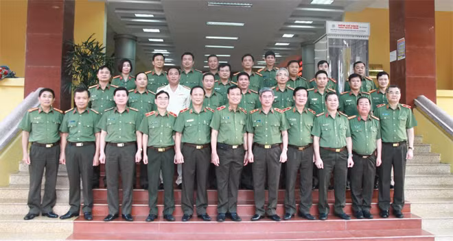 Deputy Minister Le Tan Toi and the delegates in a group photo.