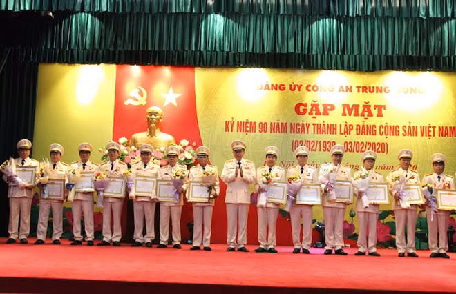 Minister To Lam awards the commemorate insignias to Department-level leaders who have serve for 30 or 40 years as Party members.