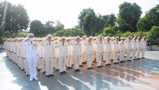 The delegates pay tributes to the fallen at the Bac Son War Martyr Monument in Hanoi.