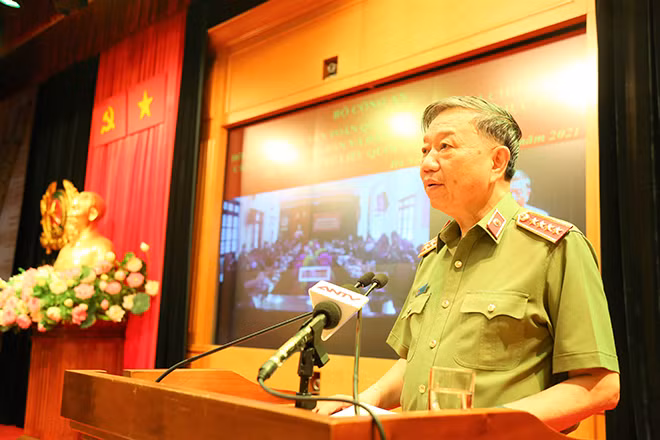 Minister To Lam speaks at the event.