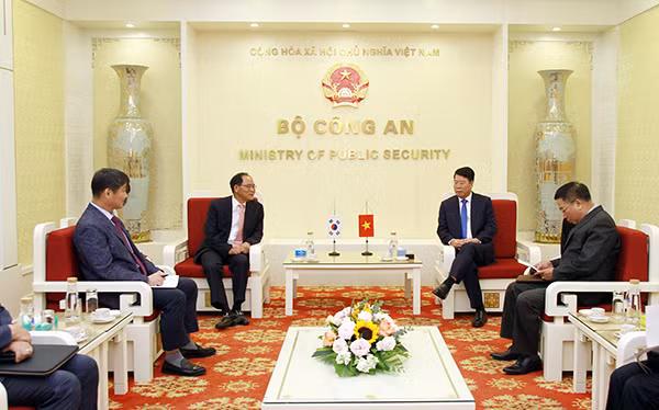 Deputy Minister Bui Van Nam Ambassador Park Noh-wan exchange information about the bilateral relations.