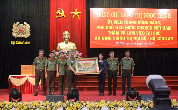 Ms. Ngoc Thinh presents gifts to representatives of the department. Ms. Ngoc Thinh presents gifts to representatives of the department.