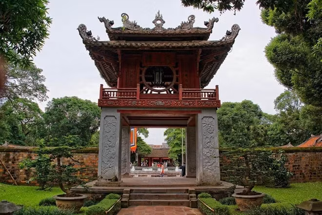 Temple of Literature reopens after COVID-19 break.