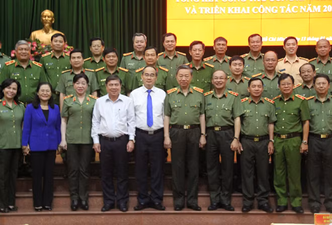 Minister To Lam, Mr. Nguyen Thien Nhan and other delegates at the event.