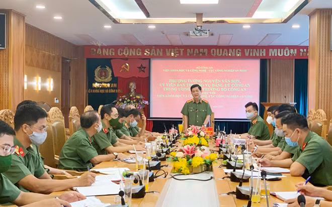 Deputy Minister Nguyen Van Son speaks at the meeting.