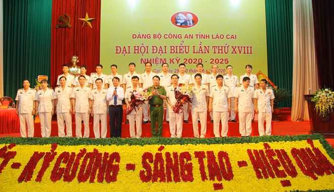 Deputy Minister Le Quoc Hung and delegates at the event.