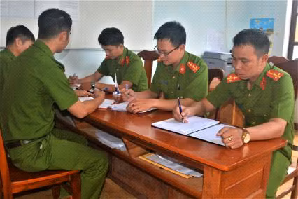 Full-time police officers bring peaceful life for people in used-to-be security hotspot in Lam Dong province ảnh 1 Full-time police officers bring peaceful life for people in used-to-be security hotspot in Lam Dong province ảnh 1