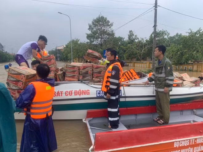 Officers deployed to transport food to people isolated by the flooding. Officers deployed to transport food to people isolated by the flooding.