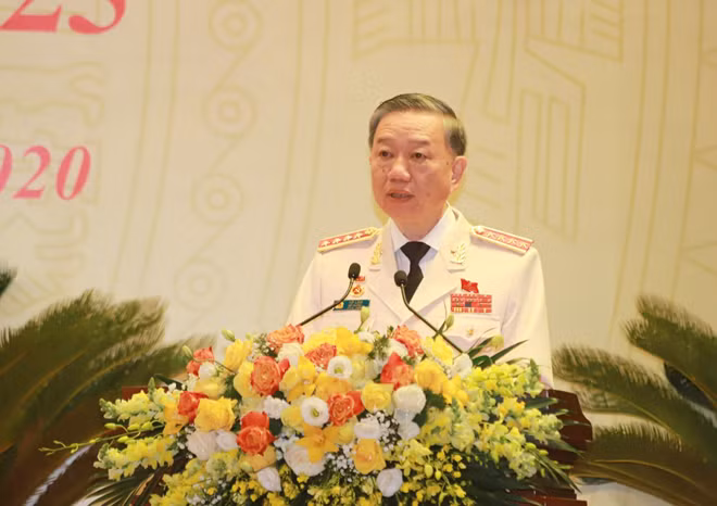 General To Lam speaks at the event.