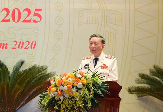 General To Lam speaks at the event.