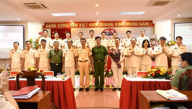 Deputy Minister Nguyen Duy Ngoc congratulates the new Party Executive Committee of the Party organization of the Traffic Police Department. Deputy Minister Nguyen Duy Ngoc congratulates the new Party Executive Committee of the Party organization of the Traffic Police Department.