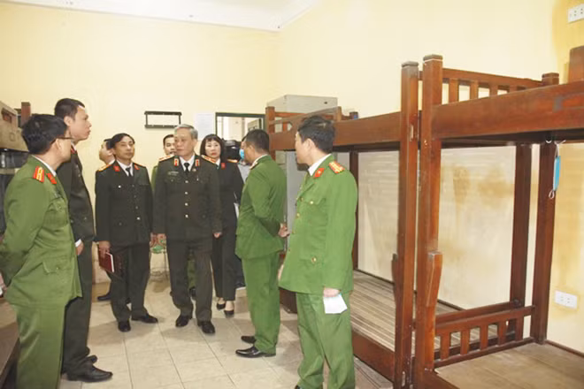 Major General Nguyen Khac Thuy, Director of the Department of Health under the Ministry of Public Security work at the People's Police School VI. Major General Nguyen Khac Thuy, Director of the Department of Health under the Ministry of Public Security work at the People's Police School VI.