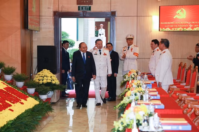 The delegates welcome Prime Minister Nguyen Xuan Phuc.