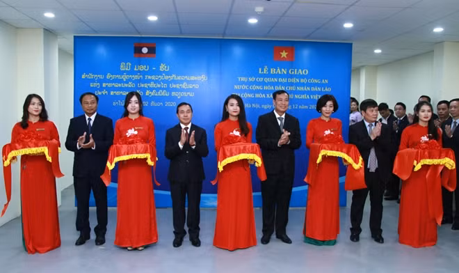 Delegates cut the ribbon to inaugurate the new building of the Lao Ministry of Security’s Representative Office.