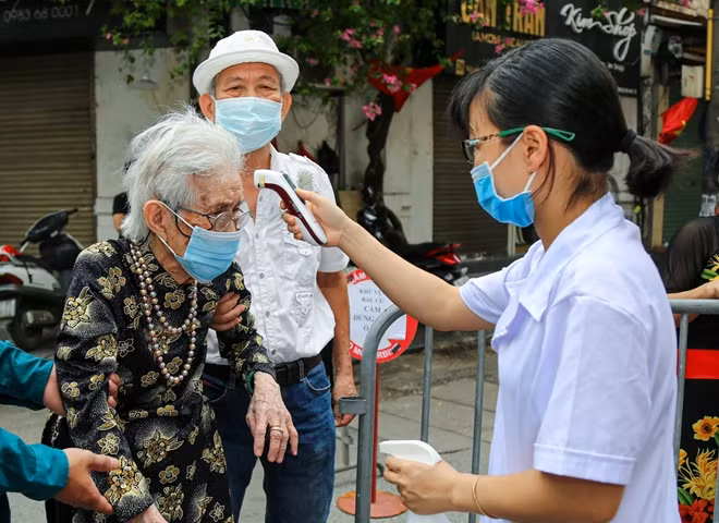 Following the preventive COVID-19 regulations, Tam wore a mask, washed her hands with hand-washing liquid, and has her body temperature measured.
