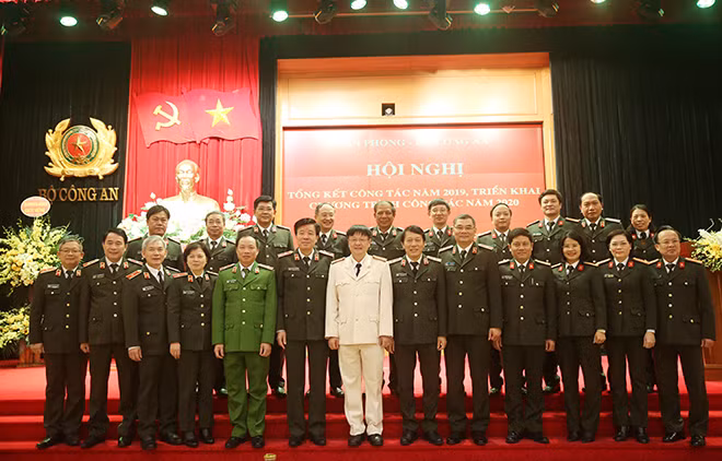 Deputy Minister Luong Tam Quang and other delegates at the conference.