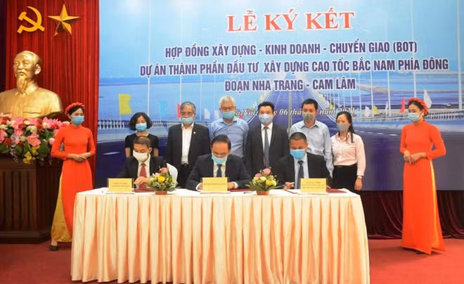 Delegates signing contract on May 6. Delegates signing contract on May 6.