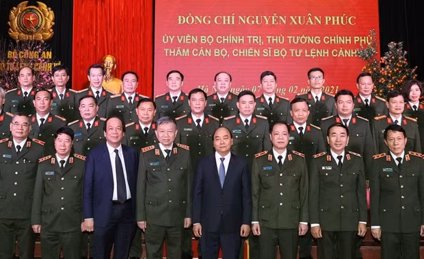 Prime Minister Nguyen Xuan Phuc, Minister To Lam and delegates at the working visit to the High Comand of Security Guard.