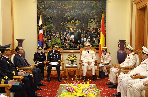 Minister To Lam, Commander Kim Chang Yong and other delegates at the reception. Minister To Lam, Commander Kim Chang Yong and other delegates at the reception.