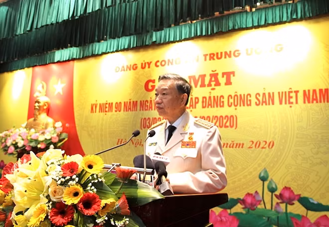 Minister To Lam speaks at the meeting.