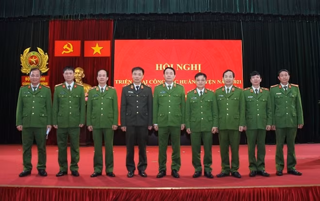 Deputy Minister Le Quoc Hung and other delegates at the meeting.