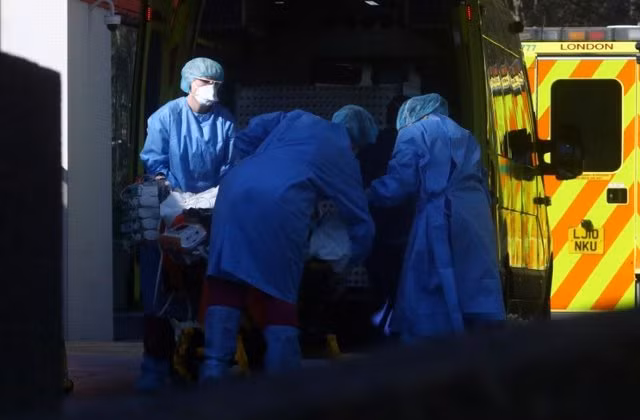 UK to use firefighters to deliver food, collect bodies in coronavirus crisis ảnh 1