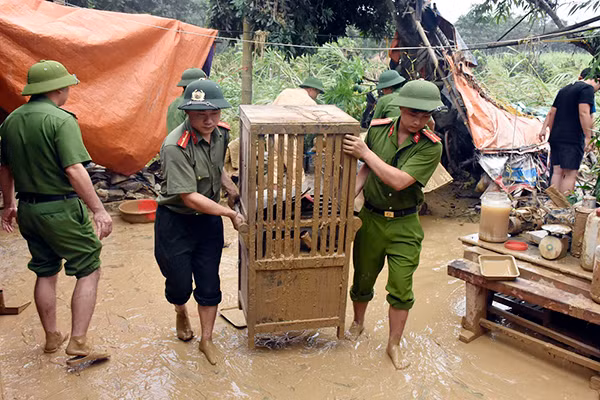 Unfortunately, all 17 communes and towns in Thuong Xuan district (ThanhHoa province) were flooded. Unfortunately, all 17 communes and towns in Thuong Xuan district (ThanhHoa province) were flooded.