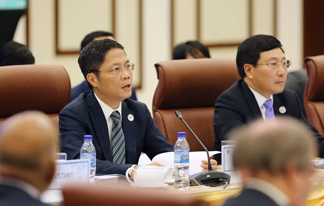 The Vietnamese Minister of Industry and Trade Tran Tuan Anh speaking at the meeting.